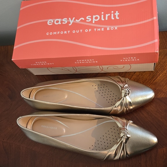 NEW IN BOX Easy Spirit Flats Color Gold Size 9 M - Picture 6 of 8